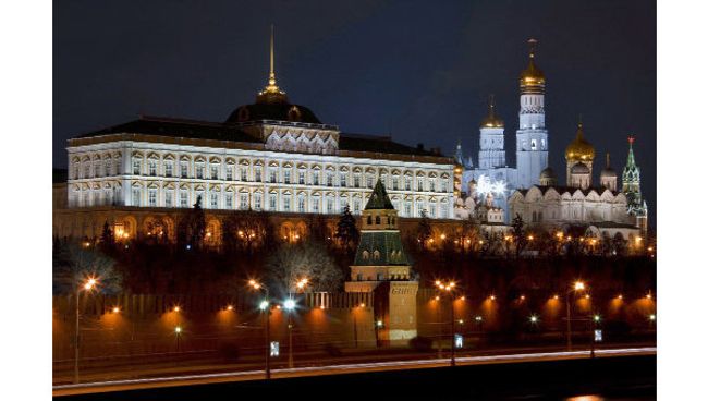 Московский Кремль. Большой Кремлевский Дворец, слева - Благовещенский собор Московский Кремль. Большой Кремлевский Дворец, слева - Благовещенский собор