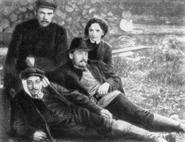 Яков Михайлович Свердлов среди ссыльных большевиков в Нарыме. 1910 год Яков Михайлович Свердлов среди ссыльных большевиков в Нарыме. 1910 год