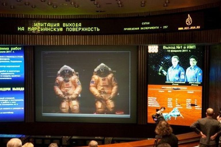 Участники 520-суточной изоляции Александ Смолеевский и Диего Урбина Участники 520-суточной изоляции Александ Смолеевский и Диего Урбина