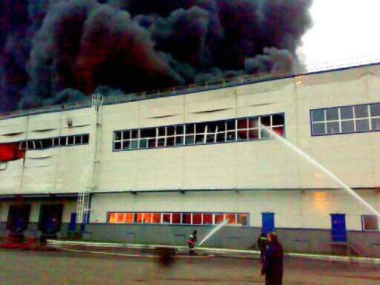 Пожар на складе автозапчастей в подмосковном поселке Томилино Пожар на складе автозапчастей в подмосковном поселке Томилино