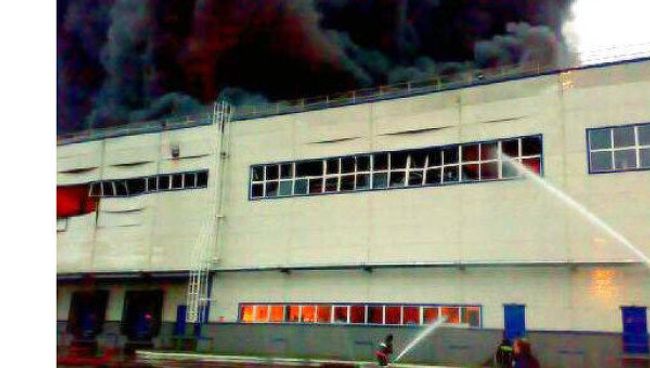 Пожар на складе автозапчастей в подмосковном поселке Томилино