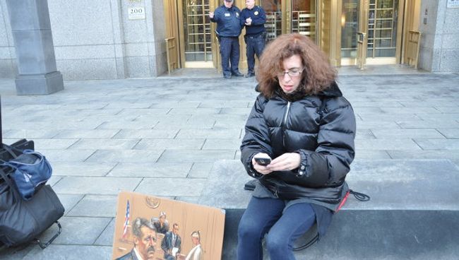 Скетчер с портретом Виктора Бута в зале суда Скетчер с портретом Виктора Бута в зале суда