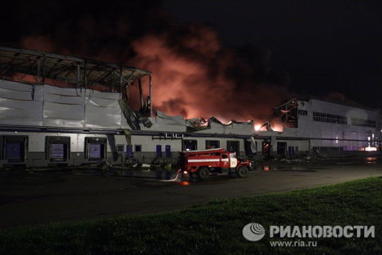 Пожар на складе автозапчастей в подмосковном поселке Томилино Пожар на складе автозапчастей в подмосковном поселке Томилино