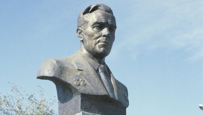 Памятник академику Михаилу Янгелю