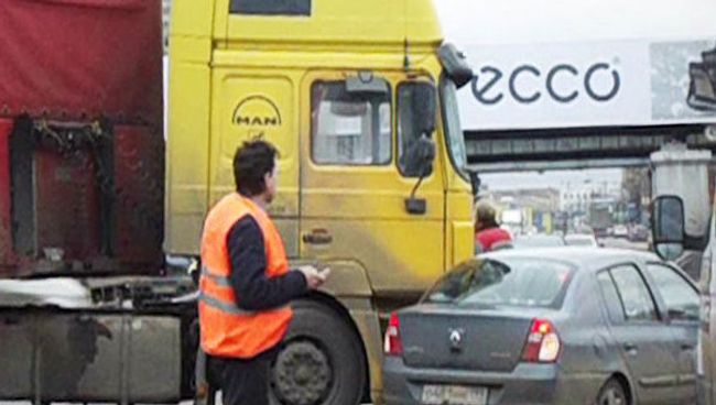 Фура врезалась в Renault и перекрыла движение на юго-востоке Москвы