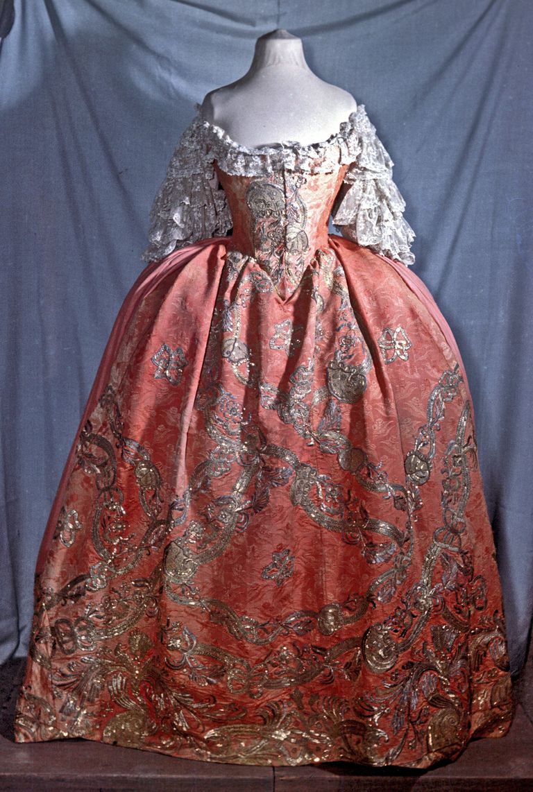 Женское платье середины XVIII века Женское платье середины XVIII века
