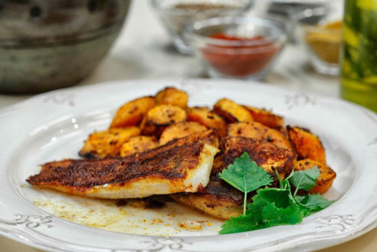 Стейк из судака с карри и запеченная морковь с кориандром и чесноком 