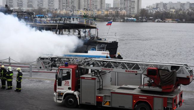 Пожар на борту загоревшегося в Москве трехпалубного теплохода Сергей Абрамов