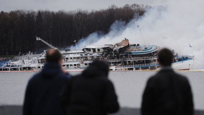 Пожар на борту загоревшегося в Москве трехпалубного теплохода Сергей Абрамов