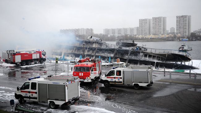 Пожар на борту загоревшегося в Москве трехпалубного теплохода Сергей Абрамов