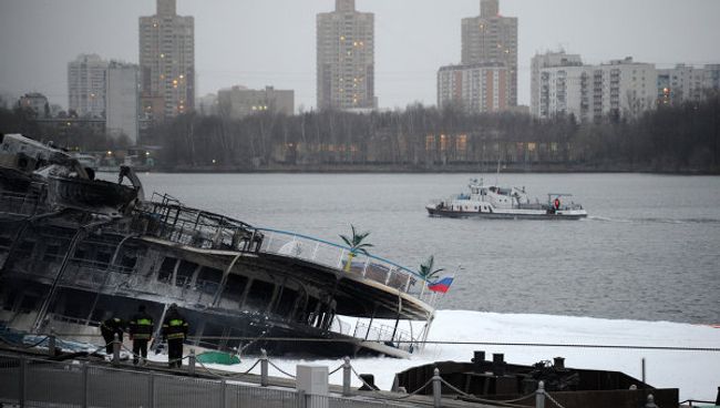 Пожар на борту загоревшегося в Москве трехпалубного теплохода Сергей Абрамов