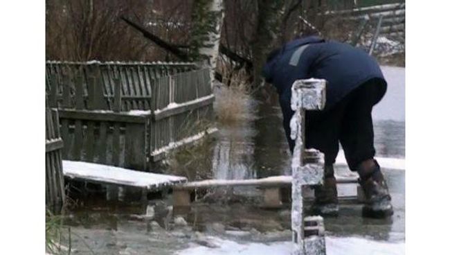 Жители Архангельска строят деревянные настилы, чтобы спастись от потопа Жители Архангельска строят деревянные настилы, чтобы спастись от потопа