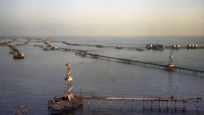 Нефтяные сооружения на Каспийском море. Архивное фото Нефтяные сооружения на Каспийском море. Архивное фото