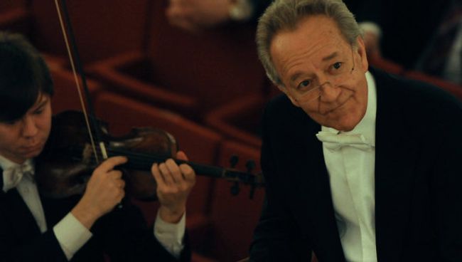 Дирижер Юрий Темирканов во время репетиции. Архив