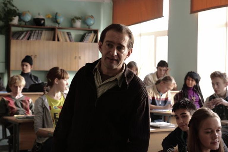 Константин Хабенский c учениками, принимающими участие в съемках картины Географ глобус пропил