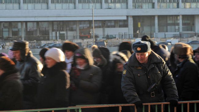 Очередь верующих к поясу Пресвятой Богородицы в храме Христа Спасителя Очередь верующих к поясу Пресвятой Богородицы в храме Христа Спасителя