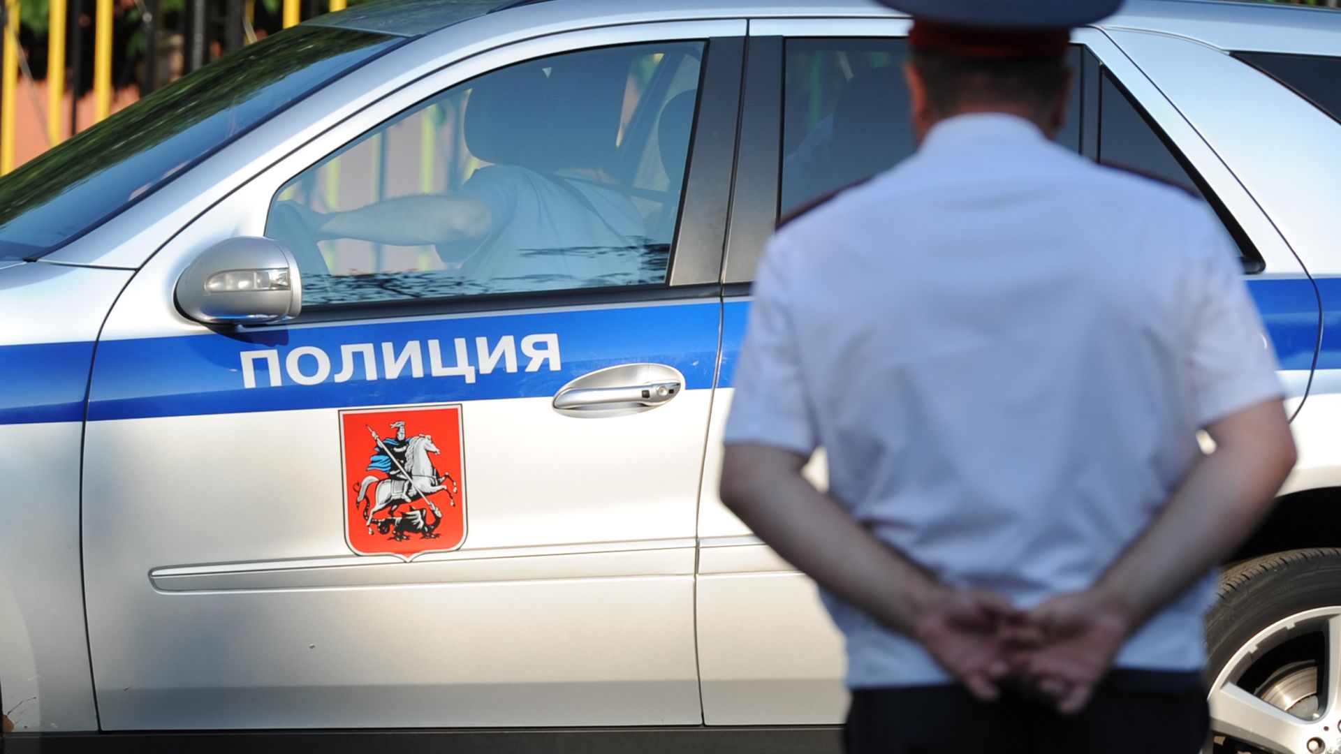 Полицейский автомобиль и сотрудник полиции Полицейский автомобиль и сотрудник полиции - РИА Новости, 1920, 04.08.2026