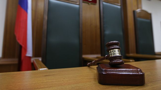 Кресло судьи в зале заседаний
