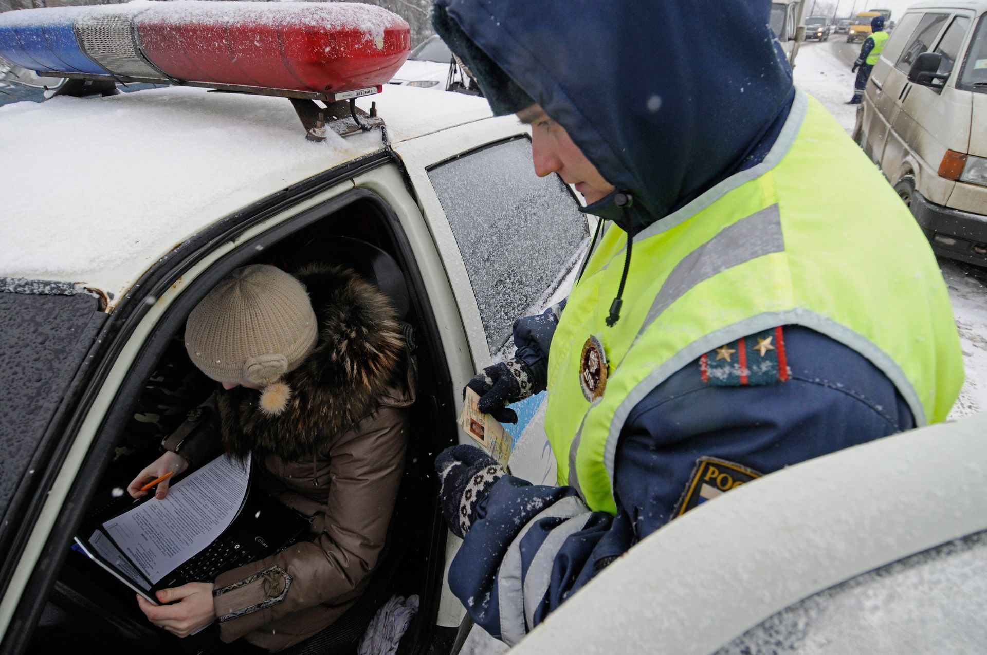 Работа сотрудников дорожно-патрульной службы ГИБДД в Великом Новгороде Работа сотрудников дорожно-патрульной службы ГИБДД в Великом Новгороде - РИА Новости, 1920, 22.12.2020