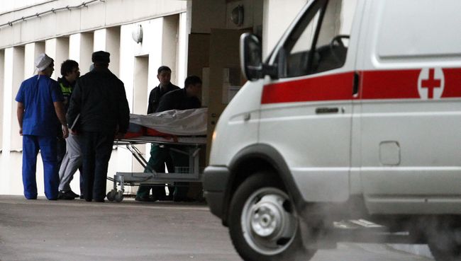 Автомобиль скорой помощи возле больницы. Архивное фото