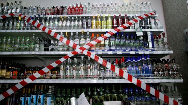 Витрина с алкогольной продукцией в супермаркете Витрина с алкогольной продукцией в супермаркете