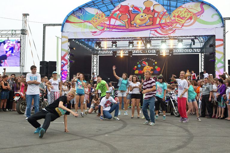 Флешмоб, посвященный празднованию Дня молодежи в Томске, 2012 год Флешмоб, посвященный празднованию Дня молодежи в Томске, 2012 год