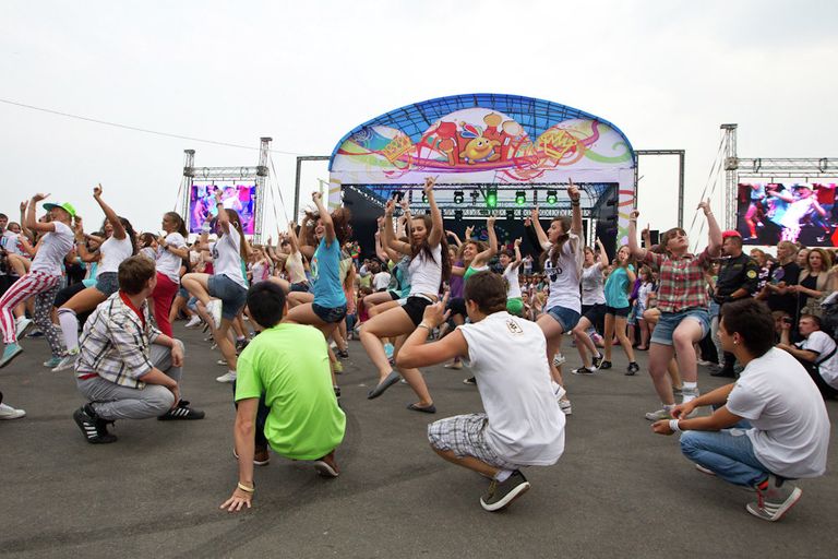 Флешмоб, посвященный празднованию Дня молодежи в Томске, 2012 год Флешмоб, посвященный празднованию Дня молодежи в Томске, 2012 год
