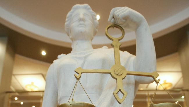 Статуя Фемиды в здании суда. Архив