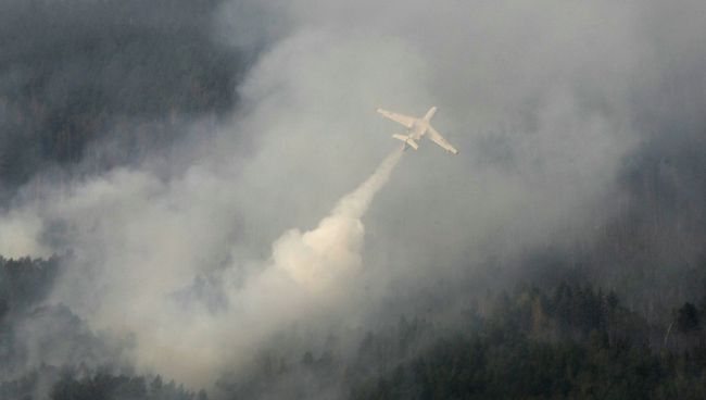 Самолет-амфибия Бе-200 во время тушения пожара. Архивное фото Самолет-амфибия Бе-200 во время тушения пожара. Архивное фото