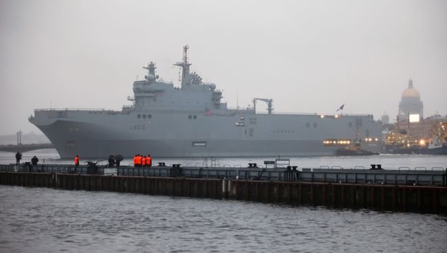 Французский военный корабль-вертолетоносец класса Мистраль в Санкт-Петербурге. Архивное фото