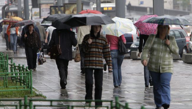 Сильный ливень и шквалистый ветер в Москве. Архивное фото Сильный ливень и шквалистый ветер в Москве. Архивное фото