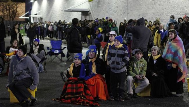 Покупатели в ожидании начала распродаж в супермаркете Best Buy в черную пятницу Покупатели в ожидании начала распродаж в супермаркете Best Buy в черную пятницу