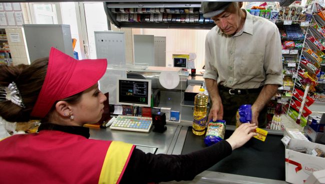 Покупатель в продуктовом магазине. Архивное фото Покупатель в продуктовом магазине. Архивное фото