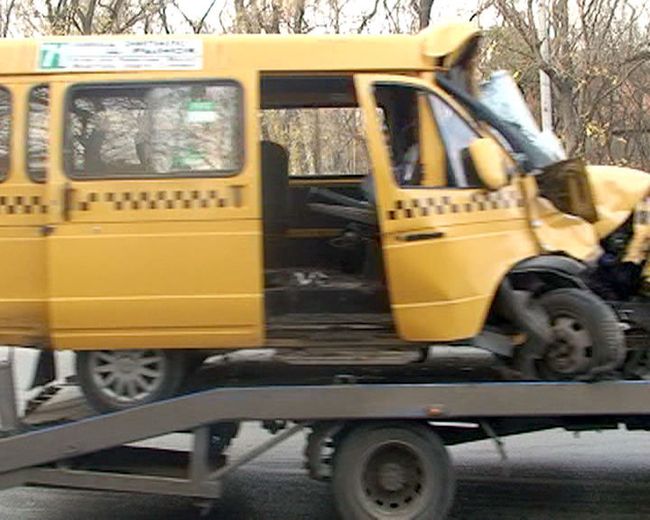 Маршрутка врезалась в стоящий на остановке автобус с пассажирами