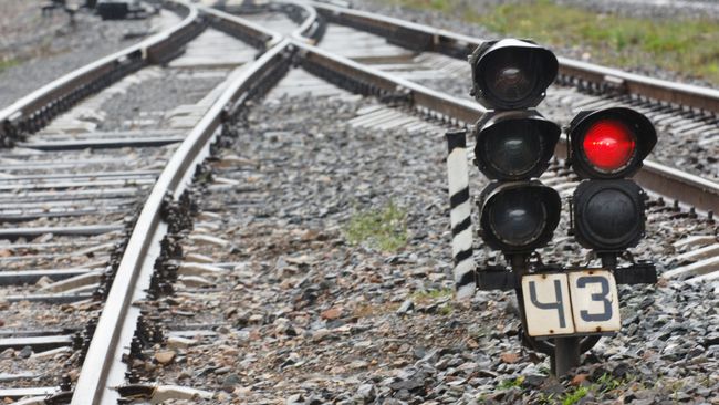 Запрещающее показание железнодорожного светофора