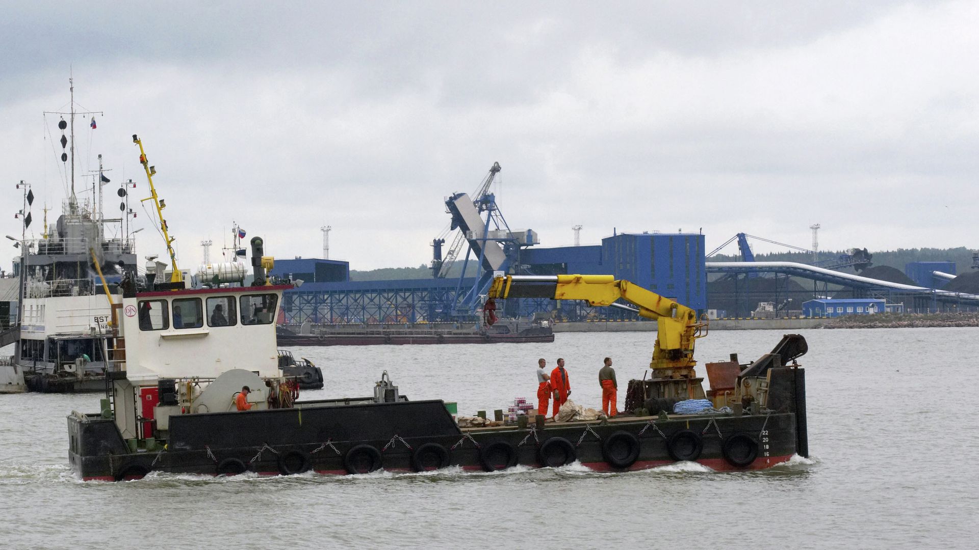 Судно в акватории морского порта Усть-Луга. Архивное фото Судно в акватории морского порта Усть-Луга. Архивное фото - РИА Новости, 1920, 25.09.2020
