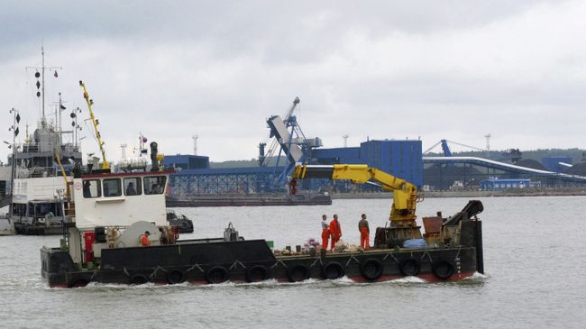 Судно в акватории морского порта Усть-Луга. Архивное фото Судно в акватории морского порта Усть-Луга. Архивное фото
