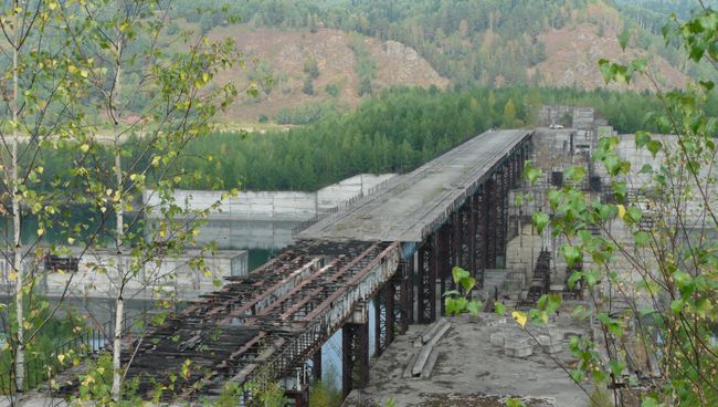 Законсервированная Крапивинская ГЭС на реке Томь в Кемеровской области Законсервированная Крапивинская ГЭС на реке Томь в Кемеровской области