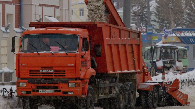 Уборка снега на улицах Томска, архивное фото