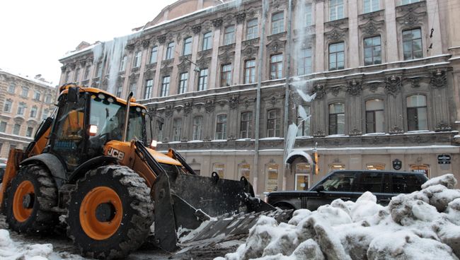 Уборка снега на улицах Санкт-Петербурга. Архив