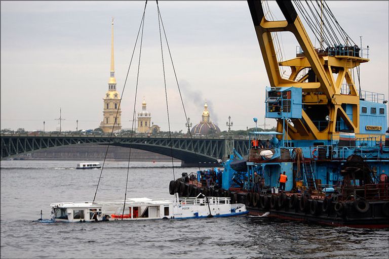 Подъем затонувшего в Неве прогулочного катера Подъем затонувшего в Неве прогулочного катера