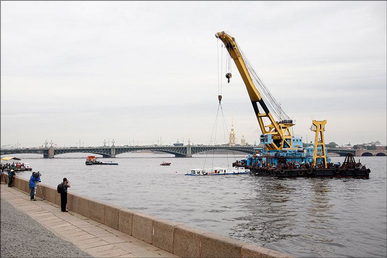 Подъем затонувшего в Неве прогулочного катера Подъем затонувшего в Неве прогулочного катера