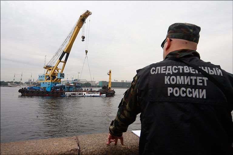 Подъем затонувшего в Неве прогулочного катера Подъем затонувшего в Неве прогулочного катера