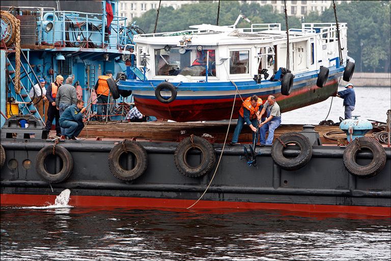 Подъем затонувшего в Неве прогулочного катера Подъем затонувшего в Неве прогулочного катера
