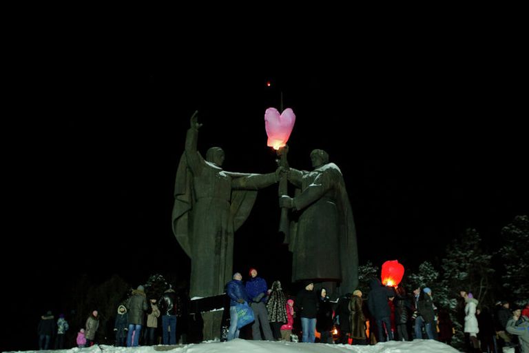 Запуск небесных фонариков на День святого Валентина Запуск небесных фонариков на День святого Валентина