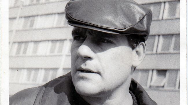 Писатель Сергей Довлатов на фоне таллинского дома печати. 1974 год. Архивное фото