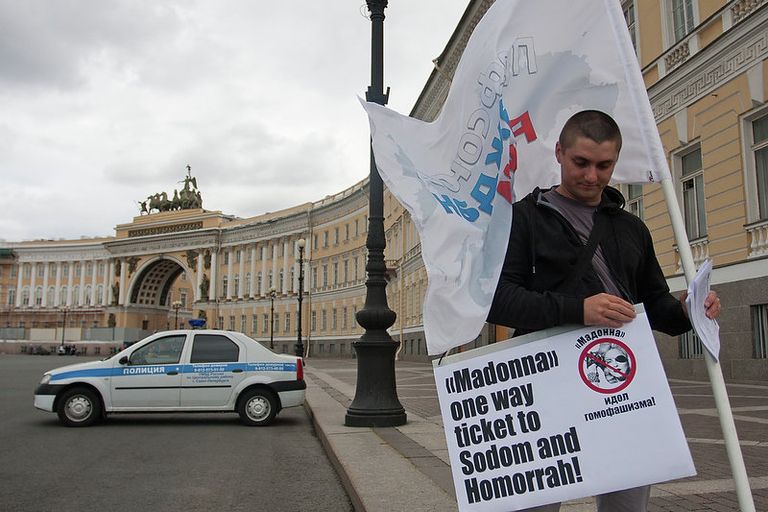 Пикет против концерта Мадонны