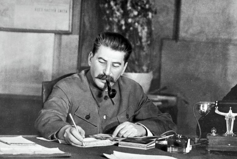 Генеральный секретарь ЦК ВКП (б) Иосиф Сталин в своем рабочем кабинете, 1949 год Генеральный секретарь ЦК ВКП (б) Иосиф Сталин в своем рабочем кабинете, 1949 год