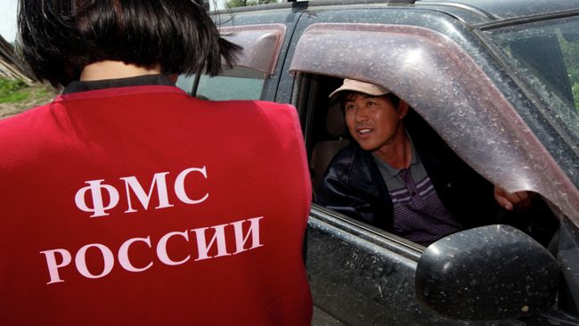 Рейд инспекторов УФМС России по выявлению нелегальных мигрантов. Архивное фото