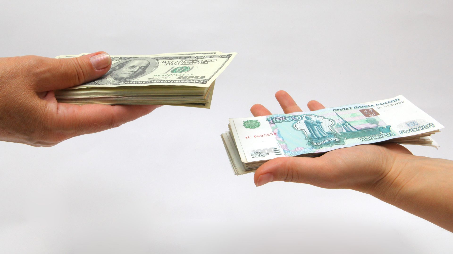 Рублевые и долларовые купюры Рублевые и долларовые купюры - РИА Новости, 1920, 15.06.2026